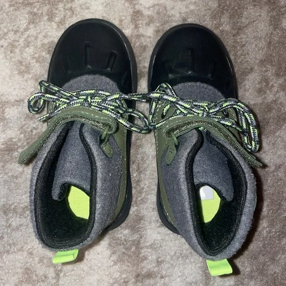 Carter’s Toddler Boy Black and Green Hiking Boots Sz 8 LIKE NEW - Picture 5 of 6